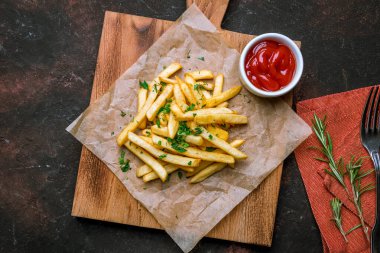 Gemide patates kızartması var.