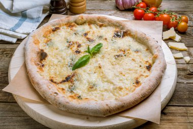 Pizza Quattro formaggi yakın çekim görüntüsü
