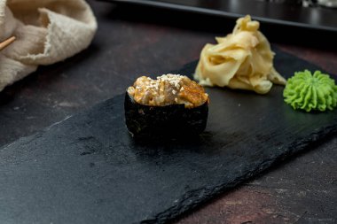 Baharatlı yılan balıklı suşi gunkan.