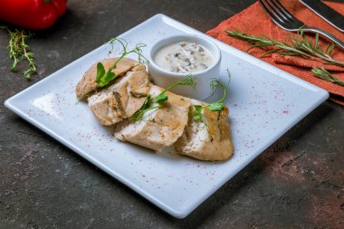 Izgara tavuk göğsü. Yakın çekim.