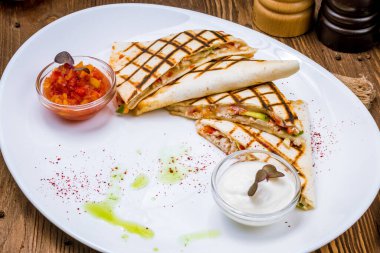 Tavuk ve soslu Quesadilla.