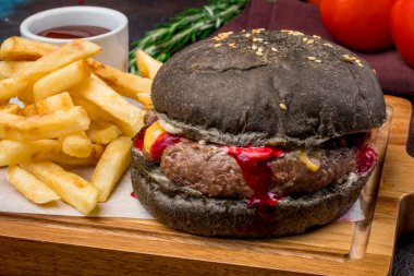 Etli siyah hamburger.