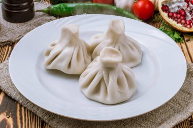 Khinkali, kuzu kaplama manzaralı.