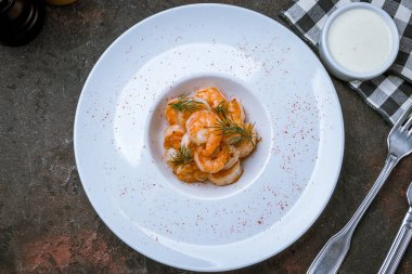 Tabakta kaynamış karides