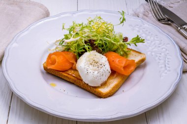 Haşlanmış yumurta ve somonlu tost.