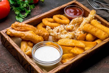 Çeşitli bira aperatifleri yakın çekim görünümü