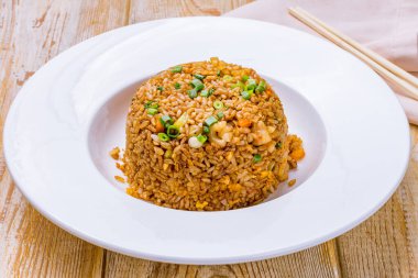 Kızarmış pilav ve deniz ürünleri.