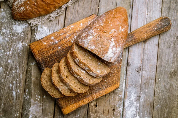 Rund Svart Bröd Trä Bakgrund — Stockfoto