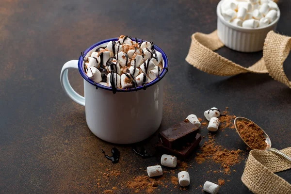 Cokelat Panas Dalam Cangkir Besi Dengan Marshmallow Pada Latar Belakang — Stok Foto