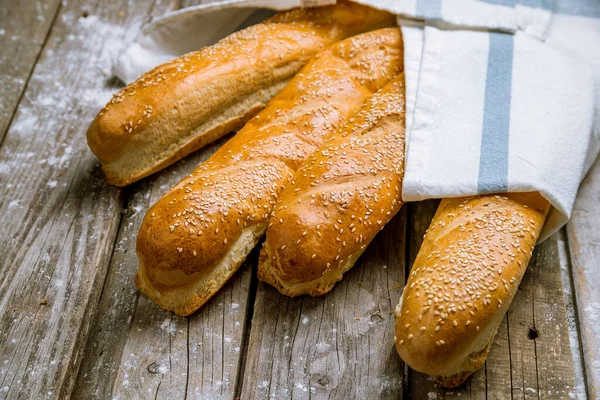 Baguettes Szezámmaggal Fából Készült Háttérrel — Stock Fotó