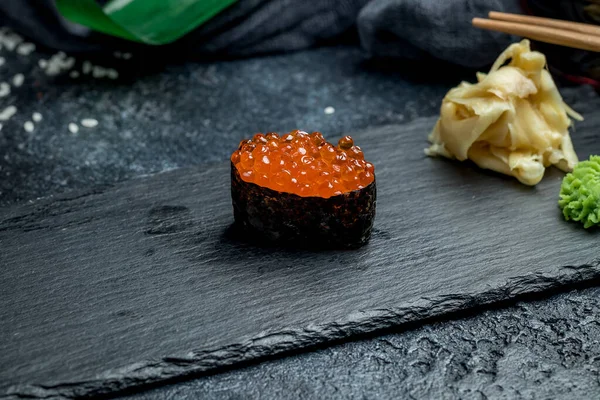 Sushi Czerwonym Kawiorem — Zdjęcie stockowe