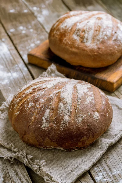 Круглый Черный Хлеб Деревянном Фоне — стоковое фото