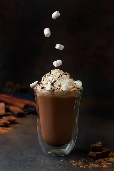 Cokelat Panas Dengan Krim Dan Marshmallow Dalam Gelas Yang Jernih — Stok Foto