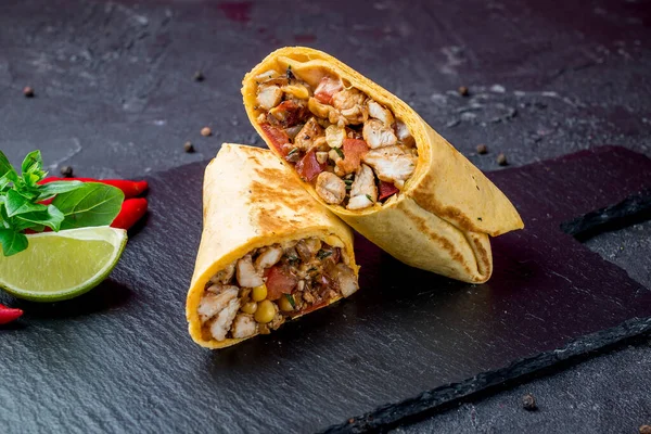 Meksika usulü tavuk burrito yakın çekim görüntüsü