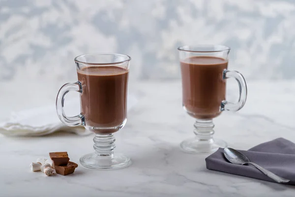 大理石桌上透明杯子里的热巧克力 — 图库照片