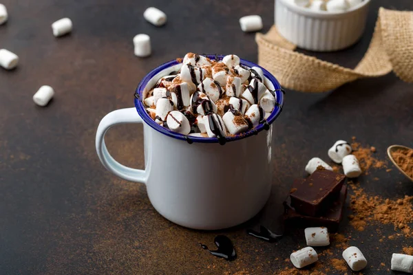 Cokelat Panas Dalam Cangkir Besi Dengan Marshmallow Pada Latar Belakang — Stok Foto