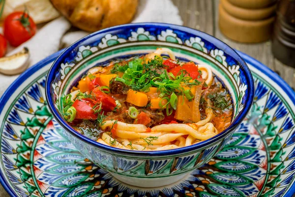 Lagman Asya çorbası yakın plan görüntüsü