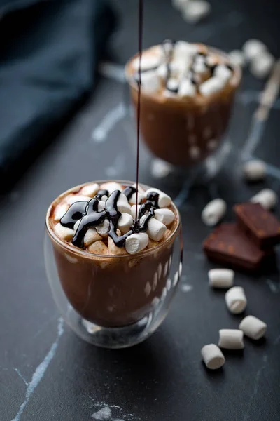 Temiz Bardakta Sıcak Çikolata Şekerlemesi Çikolatalı Sosis Kakaonun Içine Düşüyor — Stok fotoğraf