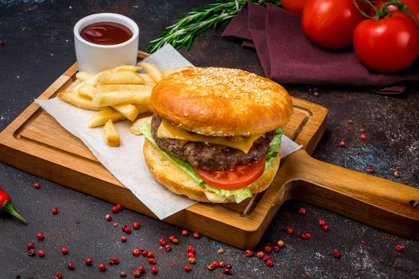 Kızarmış patatesli Hamurger.