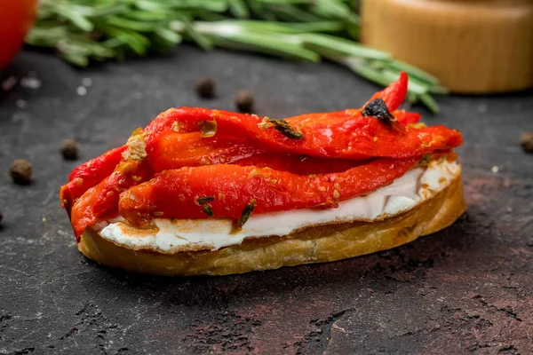 Bruschetta Com Pimentos Torrados — Fotografia de Stock