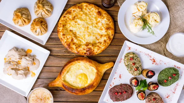 Khachapuri, Khinkali, Pkhali, Dolma, Satsivi Top View 'den Gürcü mutfağı