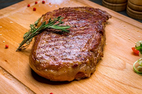 Jugosa Striploin Steak Vista Cerca — Foto de Stock