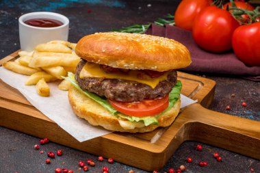 Kızarmış patatesli Hamurger.