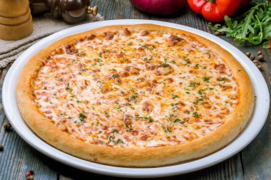 Tabakta peynirli pizza