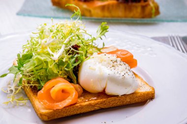 Haşlanmış yumurta ve somonlu tost.