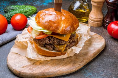 Kurulda duble çizburger.