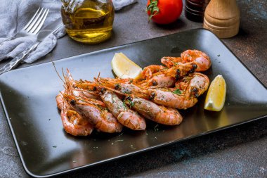 Izgarada kaplan karidesleri