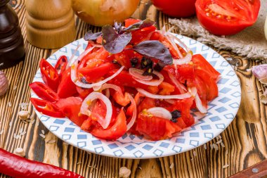 Kırmızı soğanlı domates salatası.