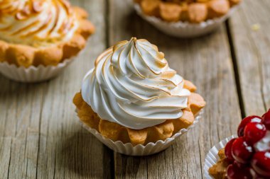 Tahta arka planda limonlu tart