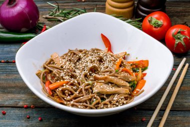 Etli karabuğday eriştesi.