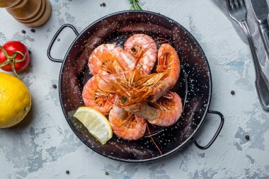 Izgarada kaplan karidesleri