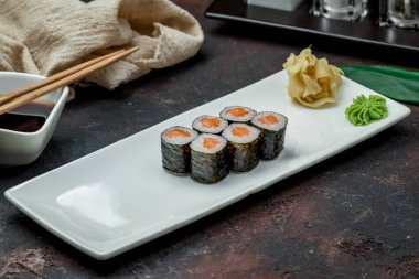 Siyah arka planda somon rulosu maki