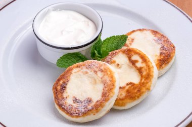 Süzme peynirden peynirli kekler