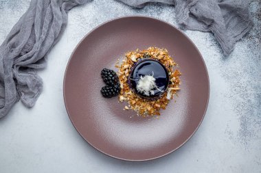 Panna cotta menekşe yakın çekim görünümü
