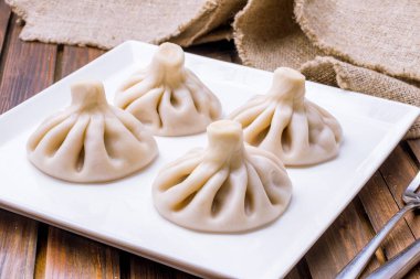 Khinkali, kuzu kaplama manzaralı.