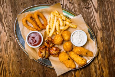 Çeşitli bira aperatifleri yakın çekim görünümü