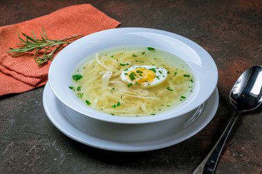 Yumurtalı tavuk çorbası.
