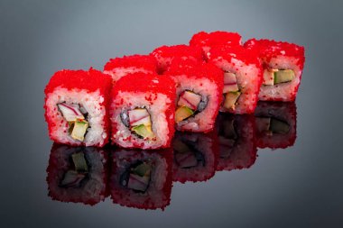 Kaliforniya kırmızı havyarda yuvarlanıyor