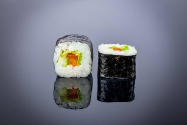 Vejetaryen ruloyu siyah üzerine yansıtıyor.