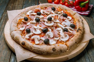 Jambonlu ve mantarlı pizza.