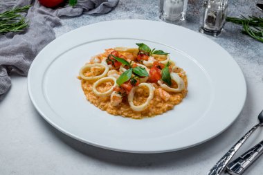 yakın deniz ürünleri manzaralı risotto