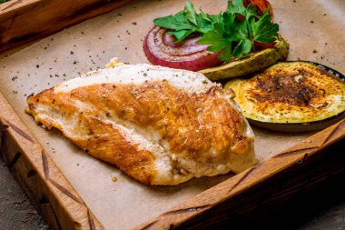 Izgara tavuk göğsü. Yakın çekim.