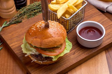 Kızarmış patatesli Hamurger.