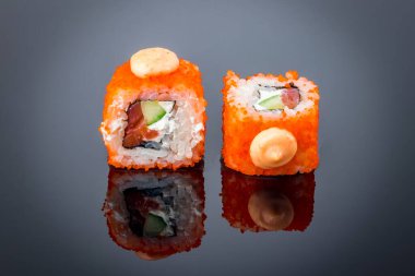 Kaliforniya rulosu somon üzerine siyah yansımalı.