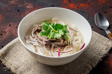 Çorba Pho Bo yakın plan görünümü