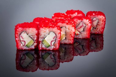 Kaliforniya kırmızı havyarda yuvarlanıyor